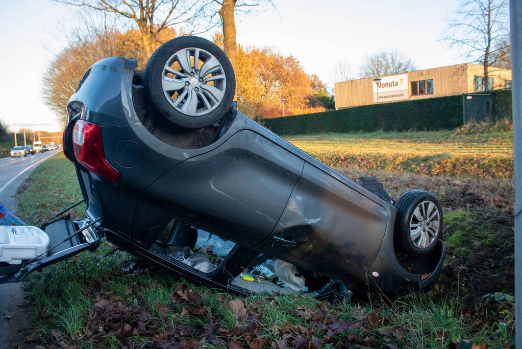 Auto op zijn kop na aanrijding met vrachtwagen