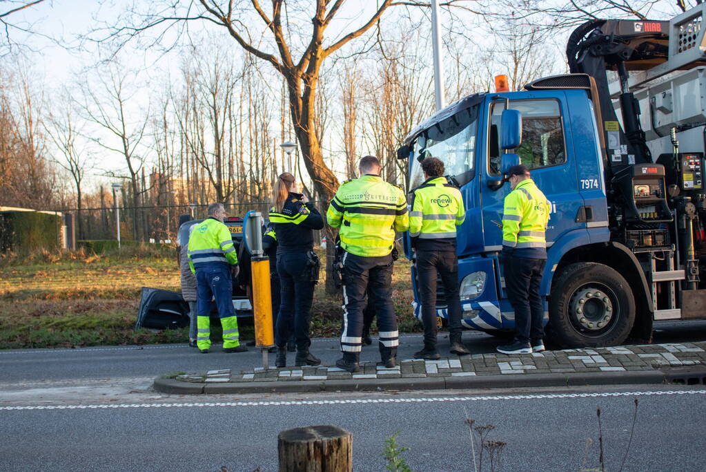 Auto op zijn kop na aanrijding met vrachtwagen