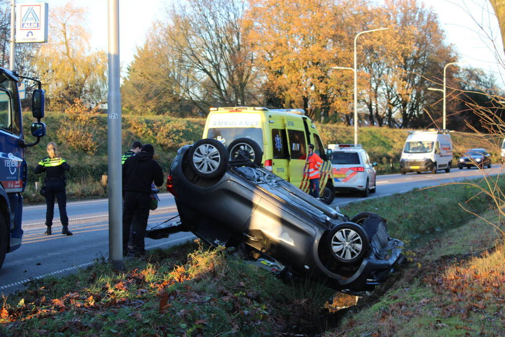 Auto op zijn kop na aanrijding met vrachtwagen