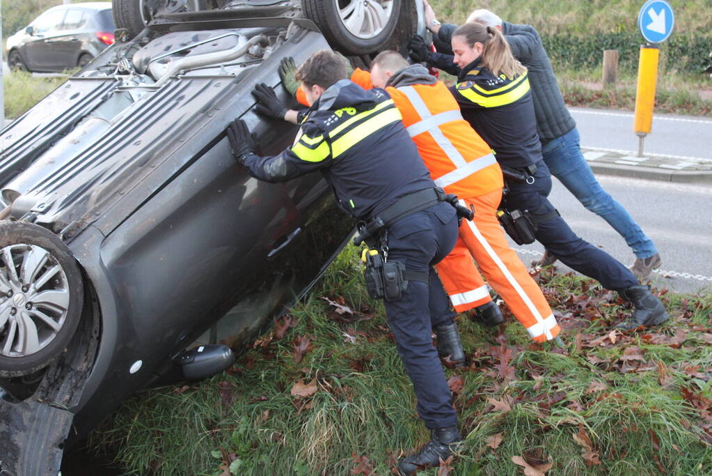 Auto op zijn kop na aanrijding met vrachtwagen