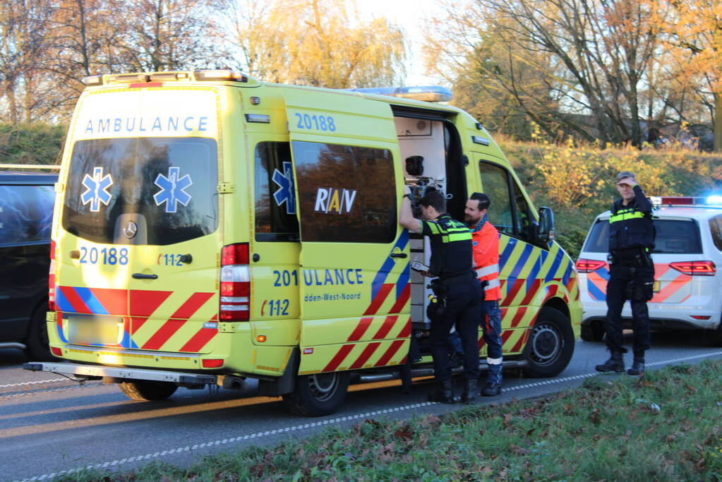 Auto op zijn kop na aanrijding met vrachtwagen