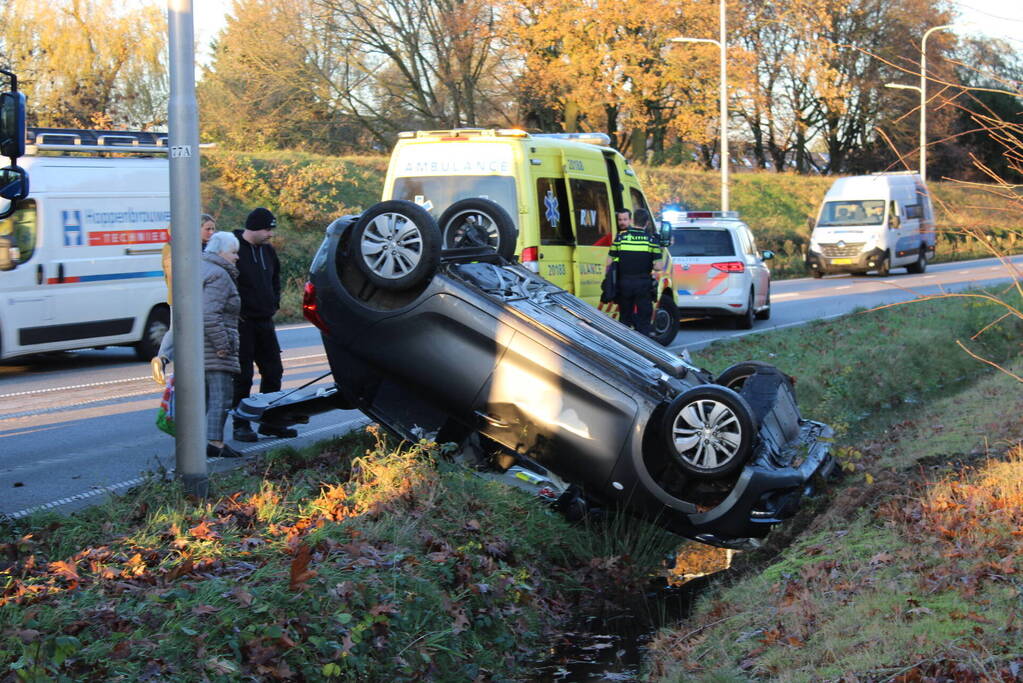 Auto op zijn kop na aanrijding met vrachtwagen