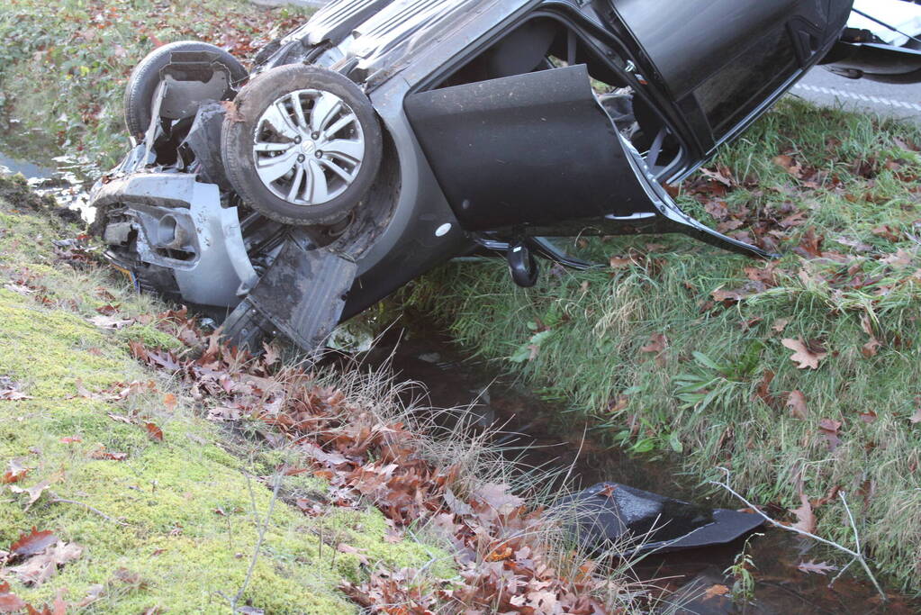 Auto op zijn kop na aanrijding met vrachtwagen