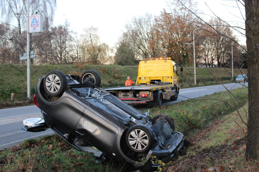 Auto op zijn kop na aanrijding met vrachtwagen