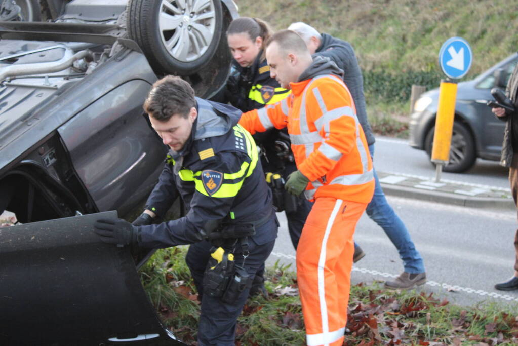 Auto op zijn kop na aanrijding met vrachtwagen