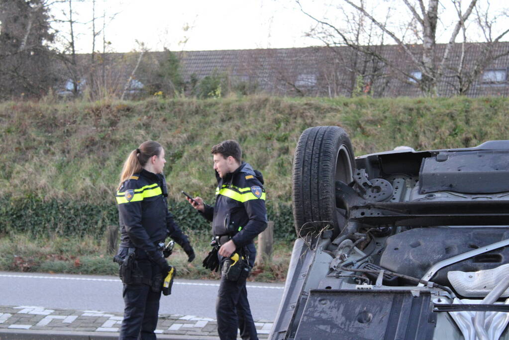 Auto op zijn kop na aanrijding met vrachtwagen