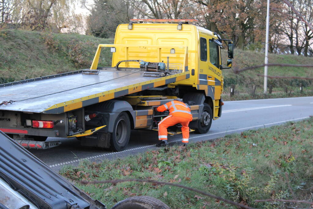 Auto op zijn kop na aanrijding met vrachtwagen