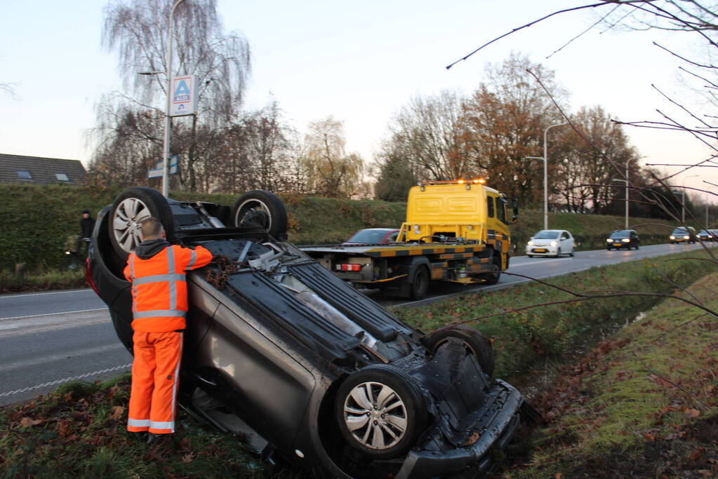 Auto op zijn kop na aanrijding met vrachtwagen