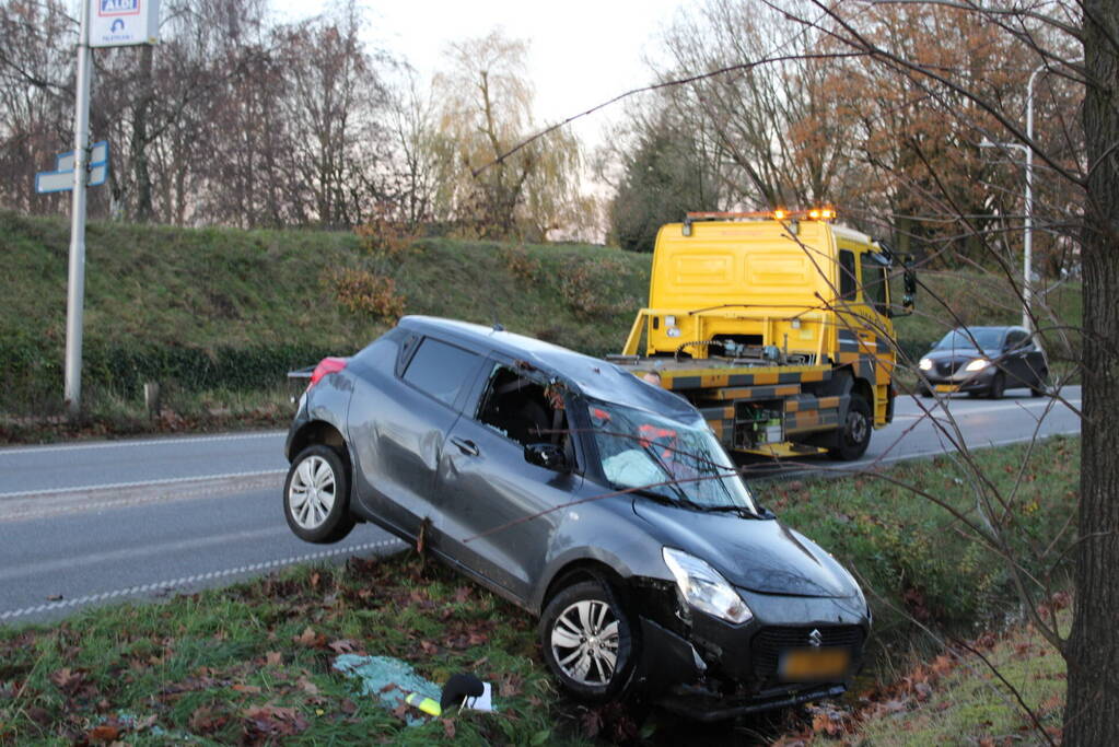 Auto op zijn kop na aanrijding met vrachtwagen