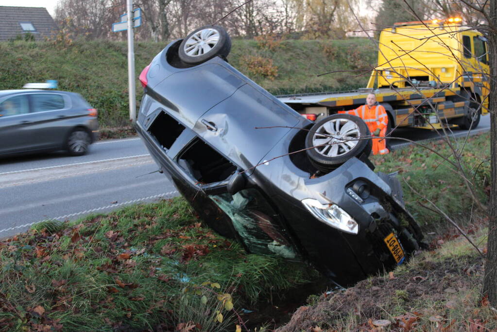 Auto op zijn kop na aanrijding met vrachtwagen