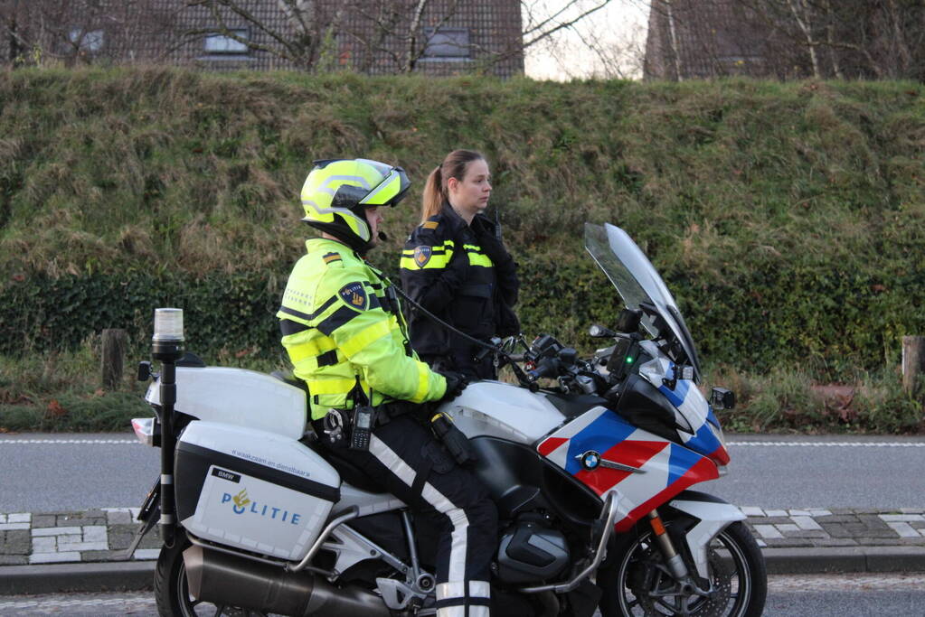 Auto op zijn kop na aanrijding met vrachtwagen