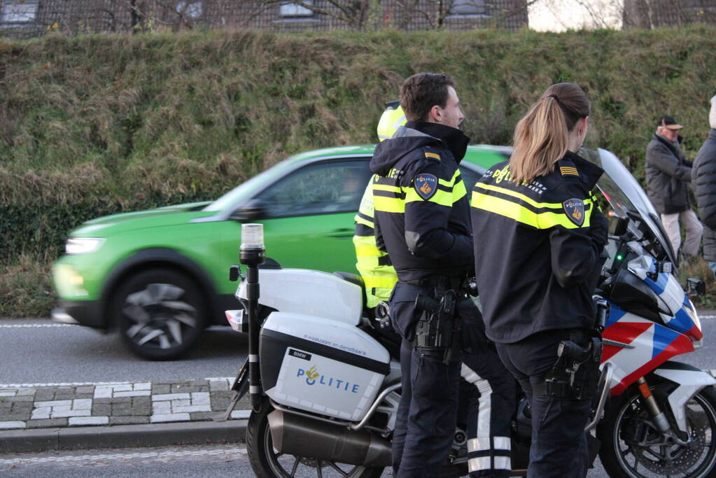 Auto op zijn kop na aanrijding met vrachtwagen