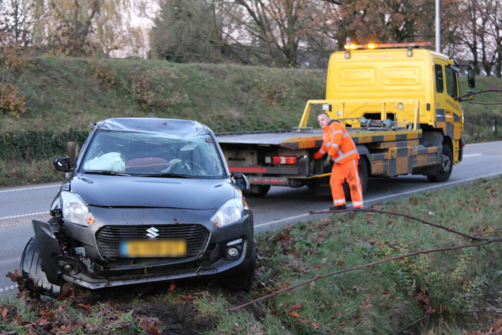 Auto op zijn kop na aanrijding met vrachtwagen