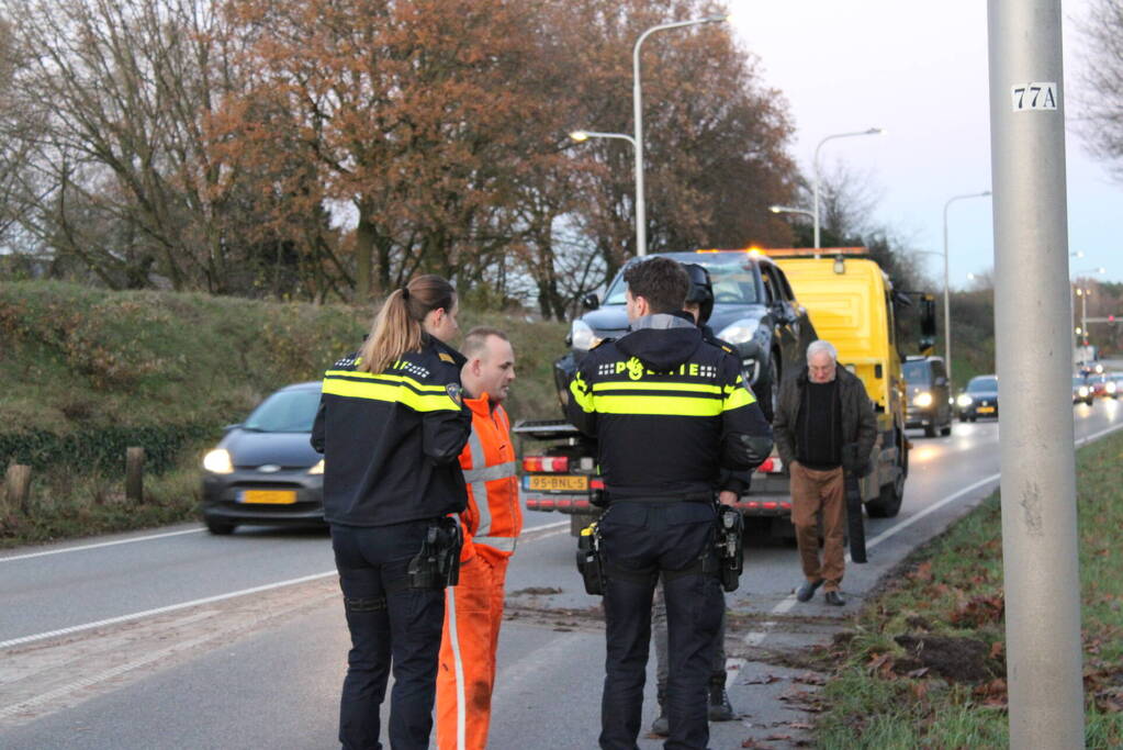 Auto op zijn kop na aanrijding met vrachtwagen