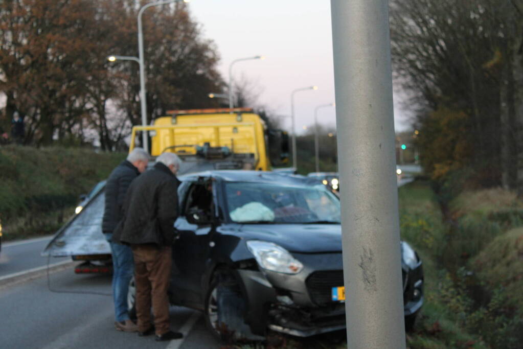 Auto op zijn kop na aanrijding met vrachtwagen