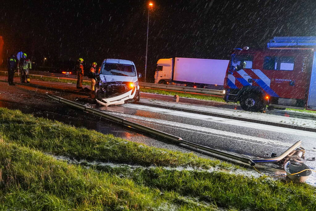 Automobilist verliest macht over stuur en botst op lantaarnpaal