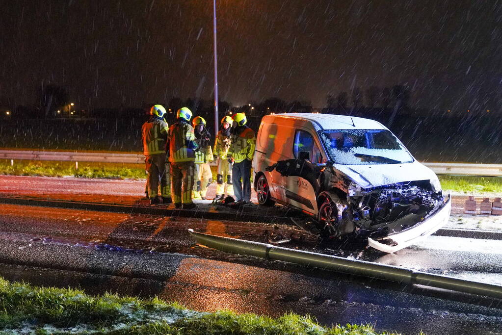 Automobilist verliest macht over stuur en botst op lantaarnpaal