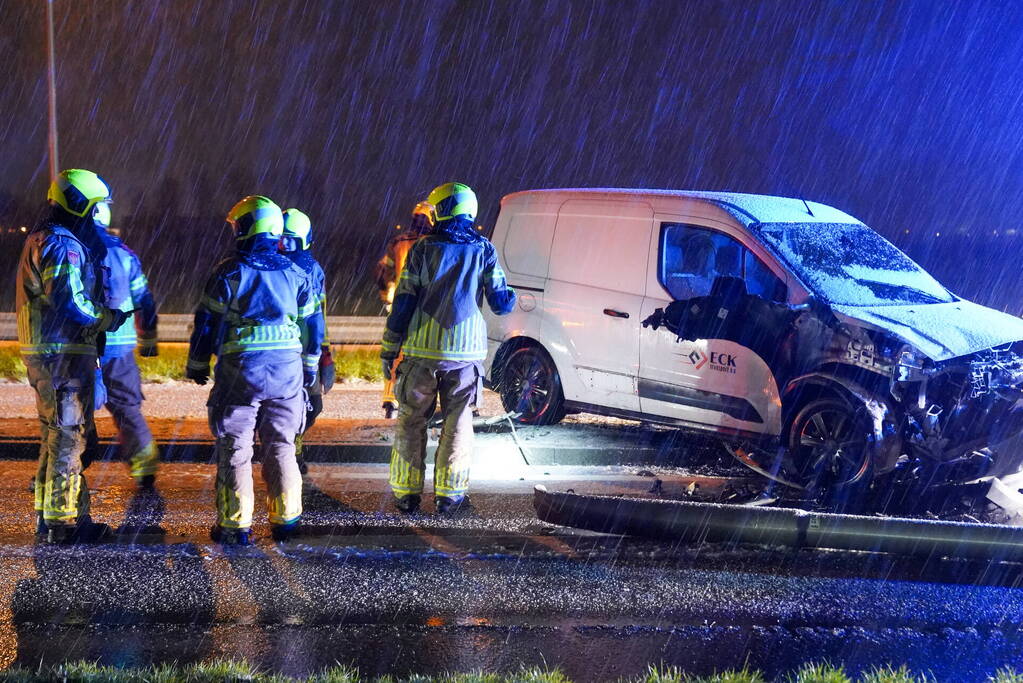 Automobilist verliest macht over stuur en botst op lantaarnpaal