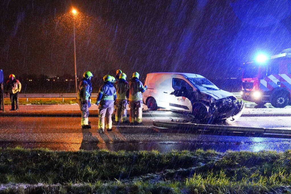 Automobilist verliest macht over stuur en botst op lantaarnpaal