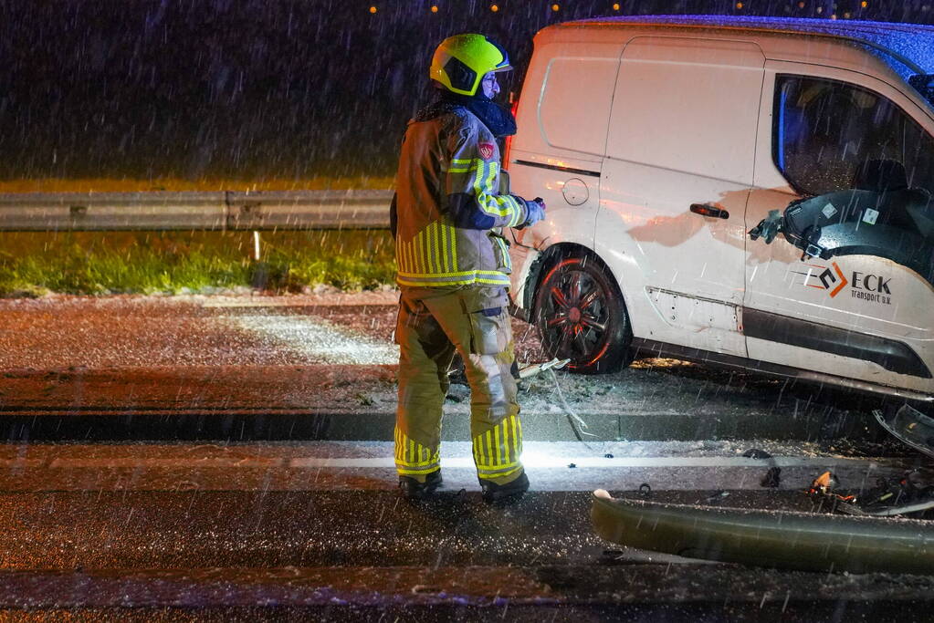 Automobilist verliest macht over stuur en botst op lantaarnpaal