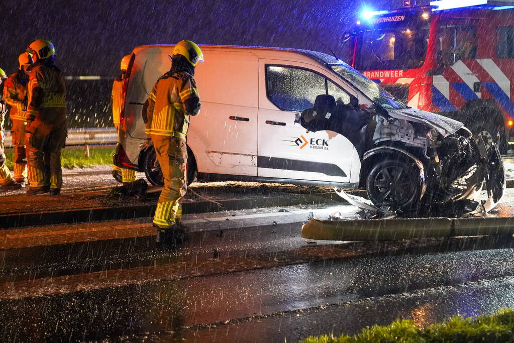 Automobilist verliest macht over stuur en botst op lantaarnpaal