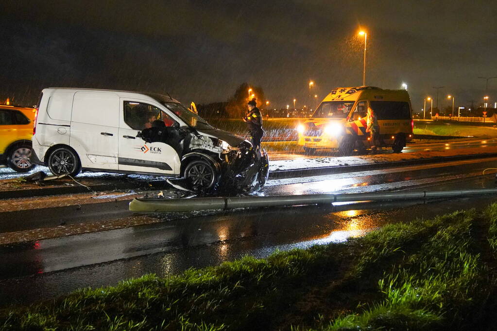 Automobilist verliest macht over stuur en botst op lantaarnpaal