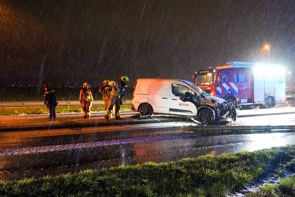 Automobilist verliest macht over stuur en botst op lantaarnpaal