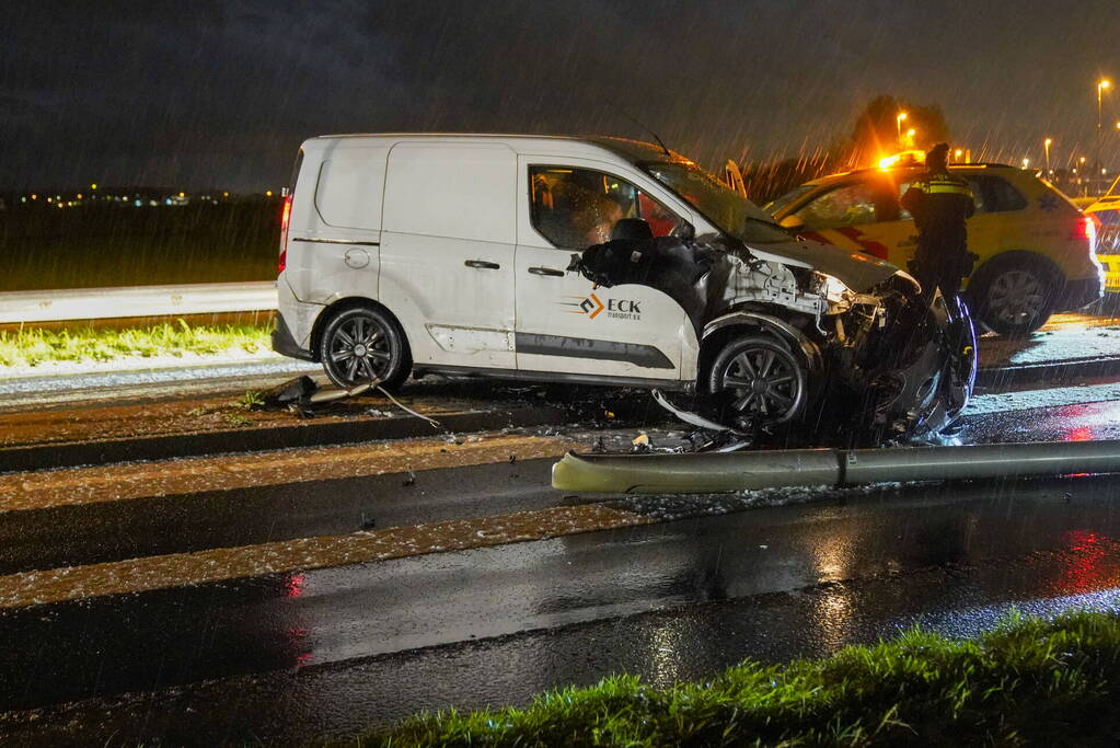 Automobilist verliest macht over stuur en botst op lantaarnpaal