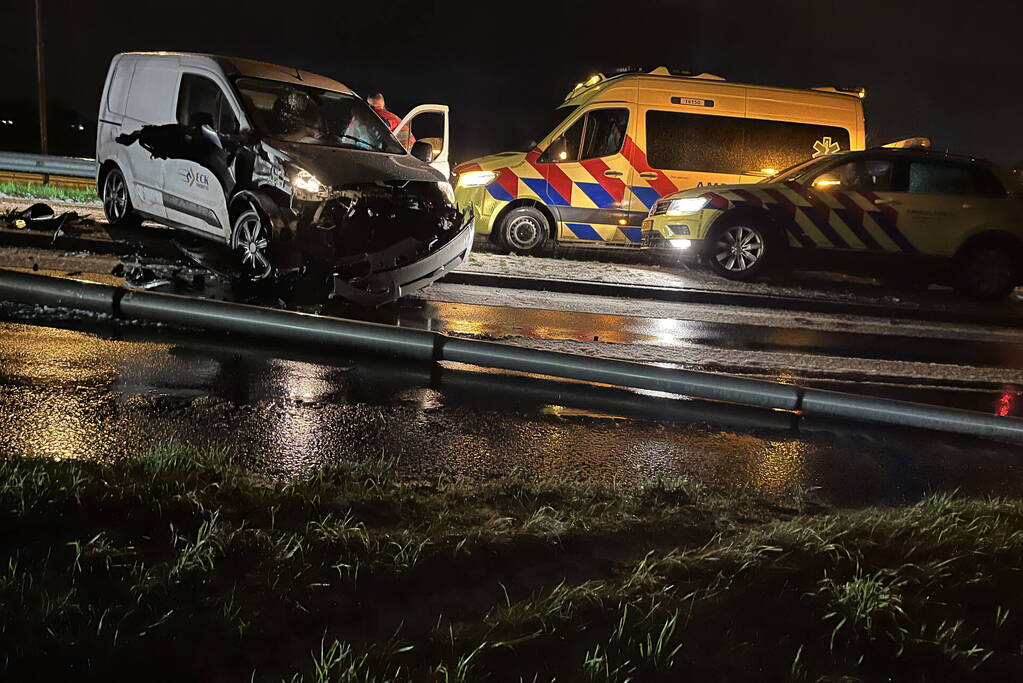 Automobilist verliest macht over stuur en botst op lantaarnpaal