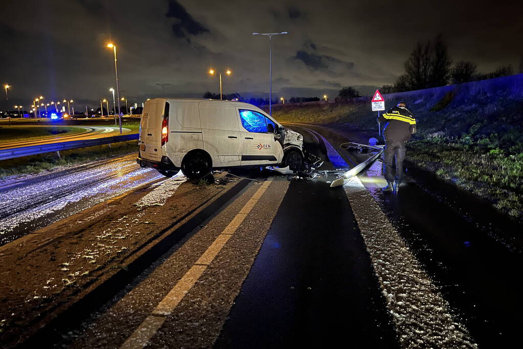 Automobilist verliest macht over stuur en botst op lantaarnpaal