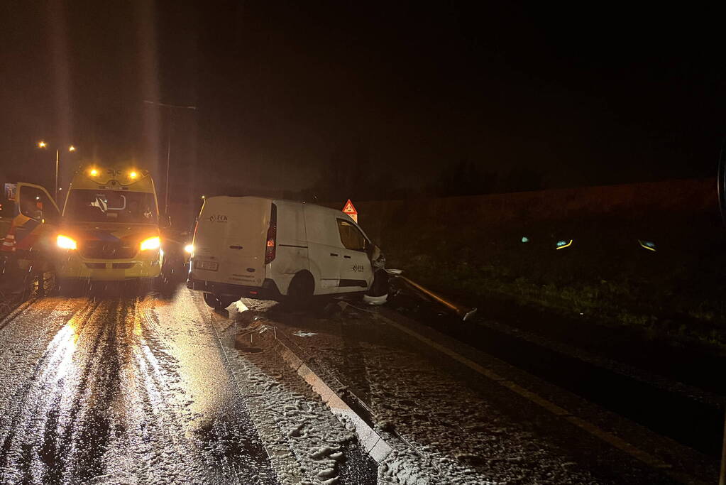 Automobilist verliest macht over stuur en botst op lantaarnpaal