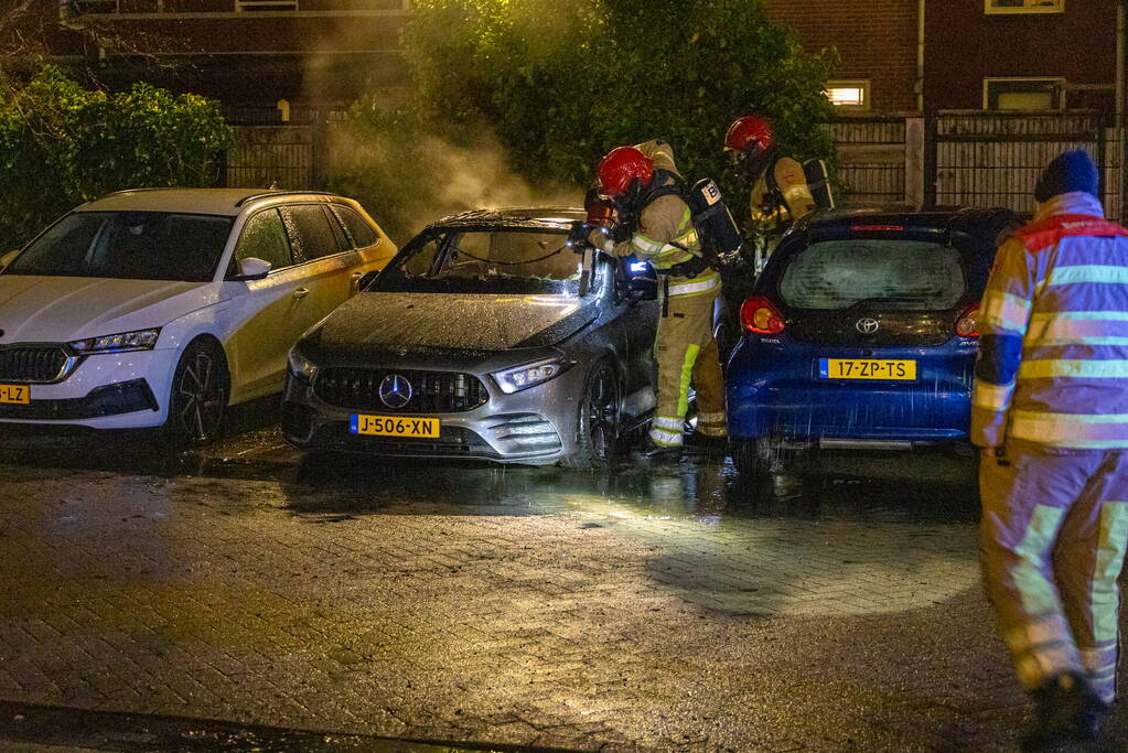 Straat afgezet vanwege autobrand