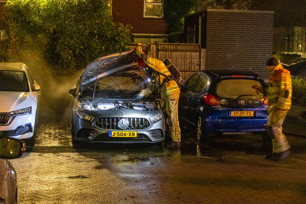 Straat afgezet vanwege autobrand