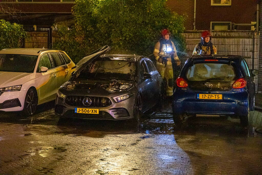 Straat afgezet vanwege autobrand