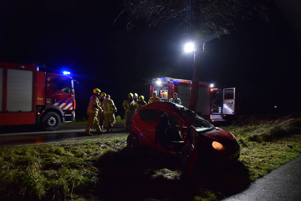 Persoon zwaargewond bij botsing tegen boom