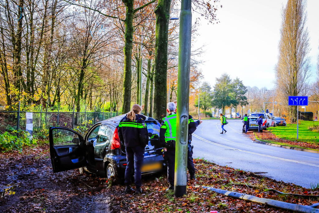 Automobilist vliegt uit de bocht