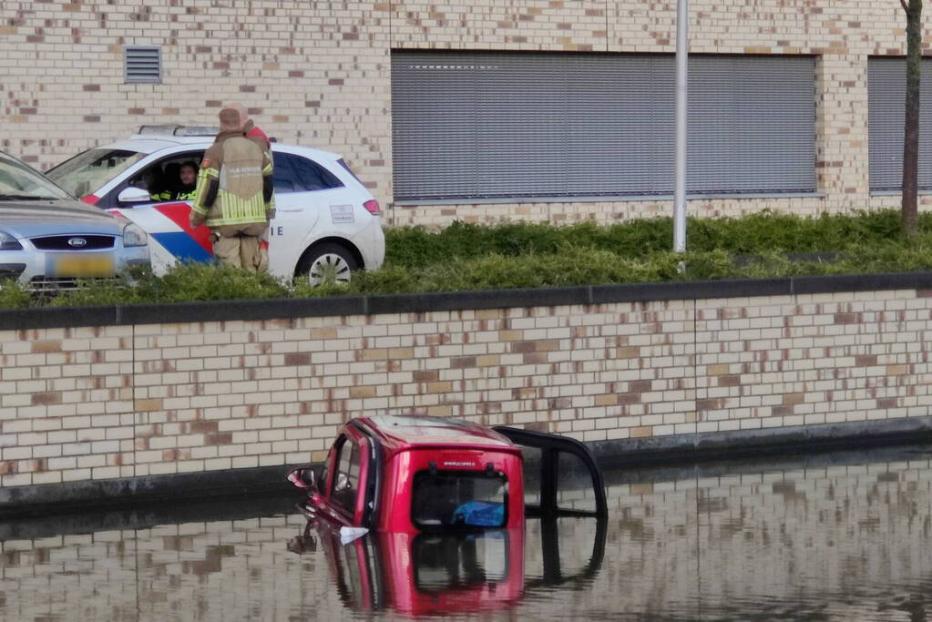 Brommobiel met twee inzittenden belandt in water