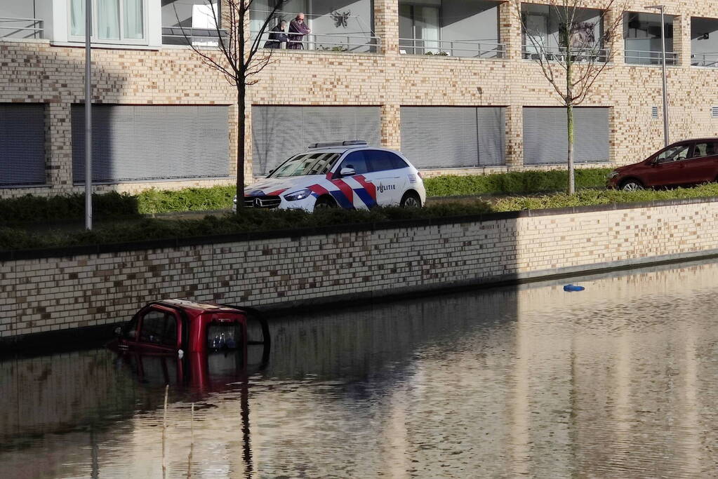 Brommobiel met twee inzittenden belandt in water