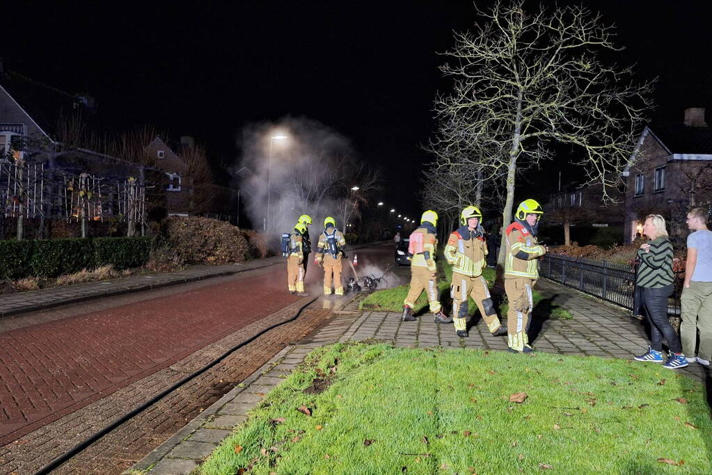 Scooter volledig verwoest door brand