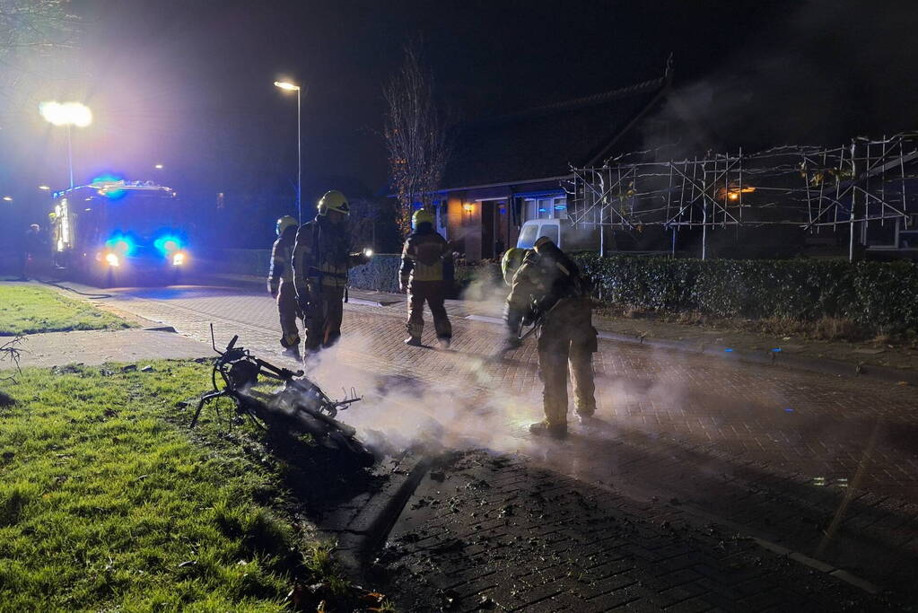 Scooter volledig verwoest door brand