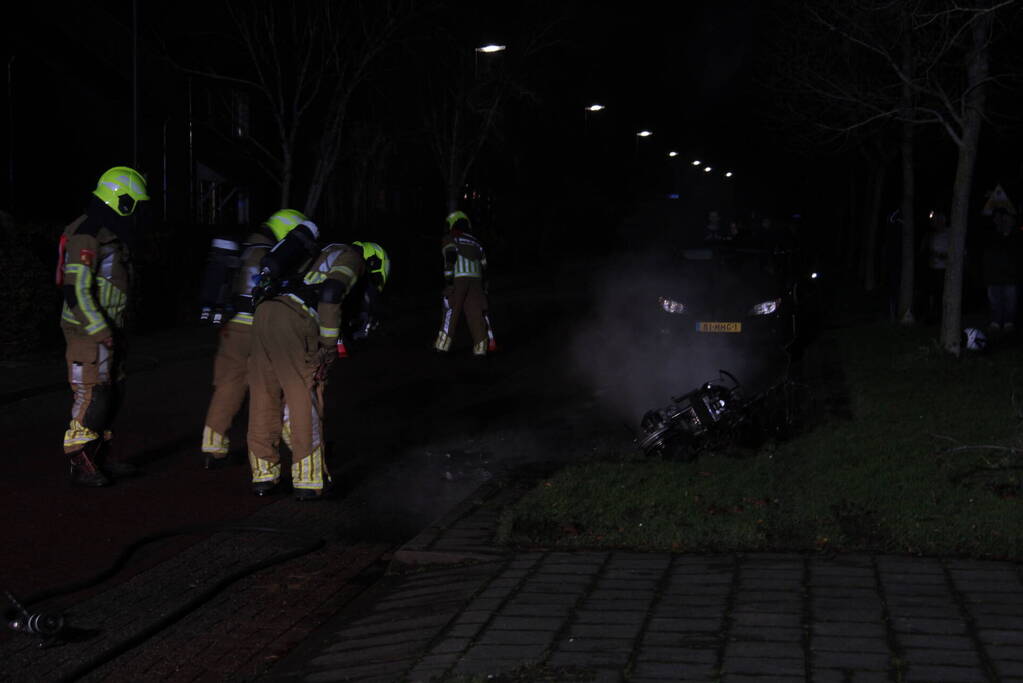 Scooter volledig verwoest door brand