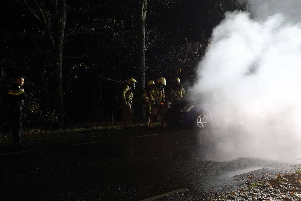 Auto vliegt in brand tijdens rijden