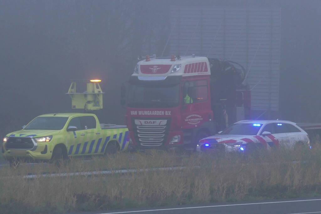 Chauffeur bevrijdt door brandweer bij botsing tussen vrachtwagens