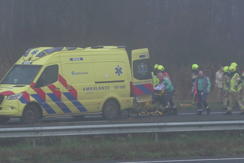 Chauffeur bevrijdt door brandweer bij botsing tussen vrachtwagens