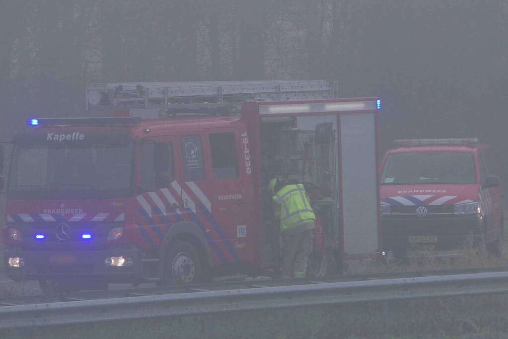 Chauffeur bevrijdt door brandweer bij botsing tussen vrachtwagens