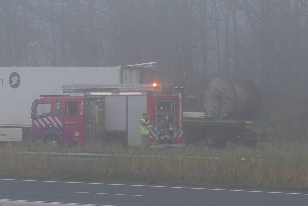 Chauffeur bevrijdt door brandweer bij botsing tussen vrachtwagens