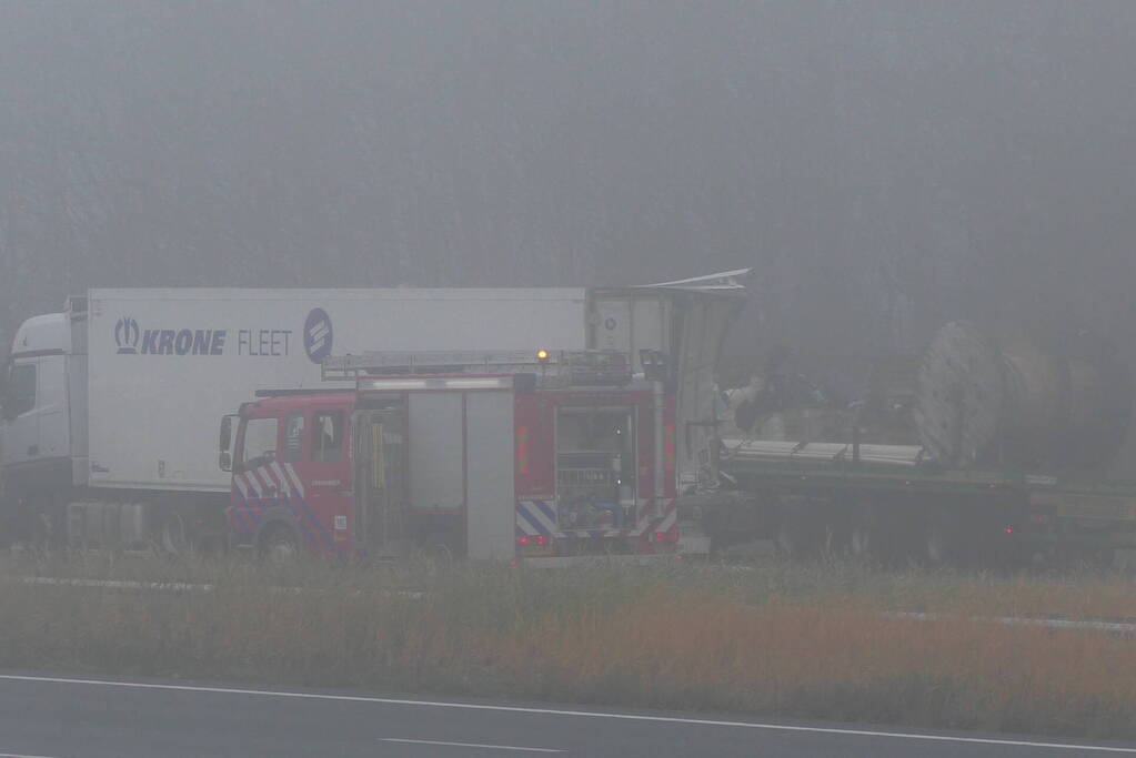 Chauffeur bevrijdt door brandweer bij botsing tussen vrachtwagens