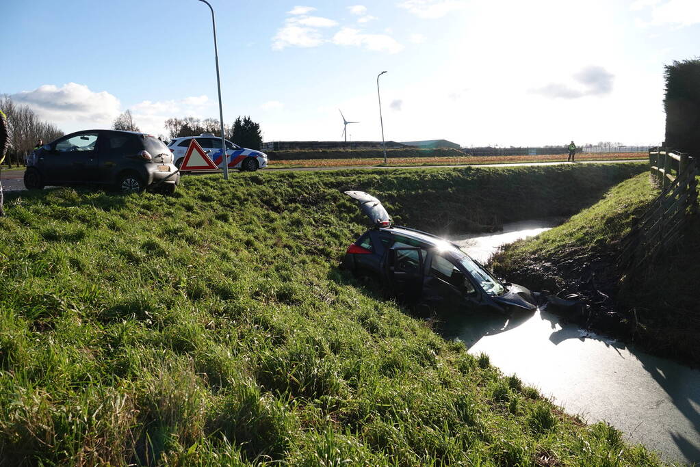 Auto belandt in sloot bij botsing