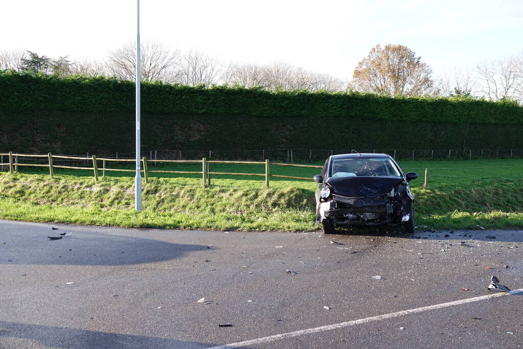 Auto belandt in sloot bij botsing