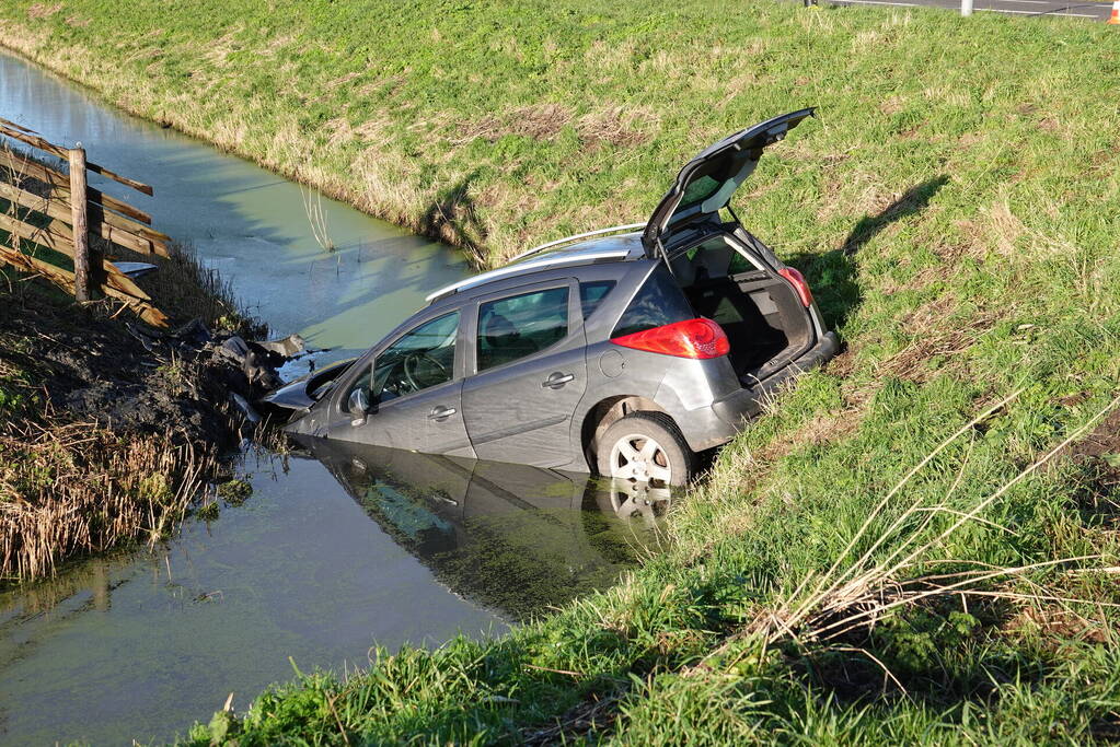 Auto belandt in sloot bij botsing